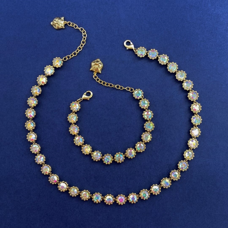 G*u*i necklaces